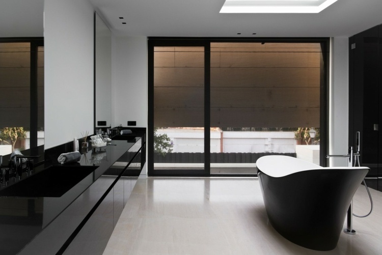 haus moderner wendeltreppe bad waschkonsole hochglanz schwarz badewanne
