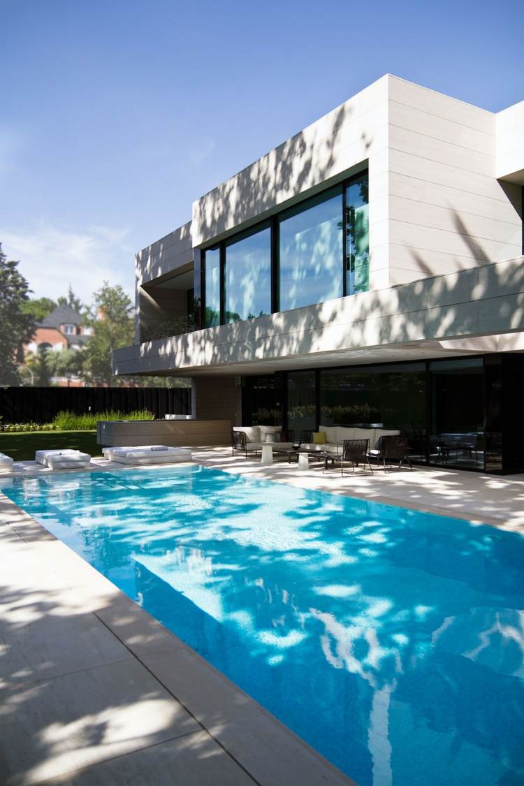 haus moderner wendeltreppe lounge terrasse sitzbereich sofa pool