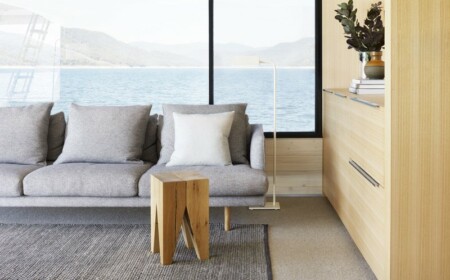 hausboot-inneneinrichtung wohnzimmer teppich couch grau einbauschrank