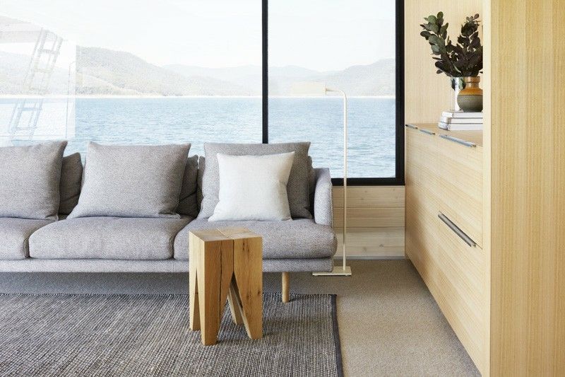 hausboot-inneneinrichtung wohnzimmer teppich couch grau einbauschrank