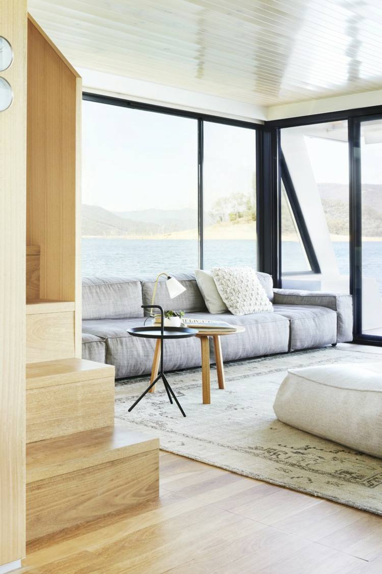 hausboot-inneneinrichtung wohnzimmer teppich sofa grau beistelltisch