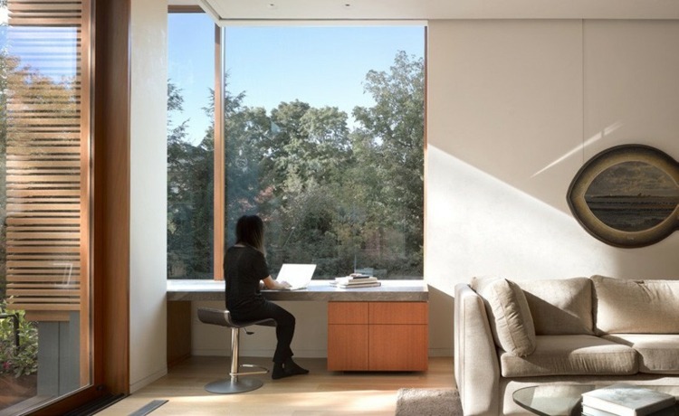 home office ausblick wohnzimmer toronto eckfenster couch buerostuhl