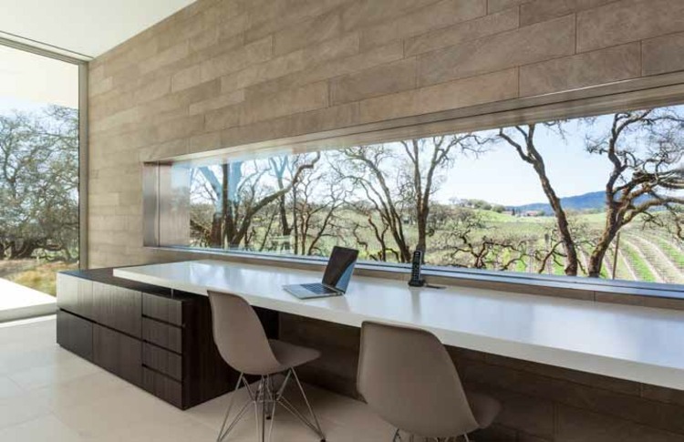 home office mit ausblick fenster horizontal stuehle modern schrank weingarten
