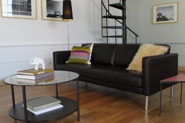 ikea-einrichtungsideen-wohnzimmer-schwarz-sofa-SATER