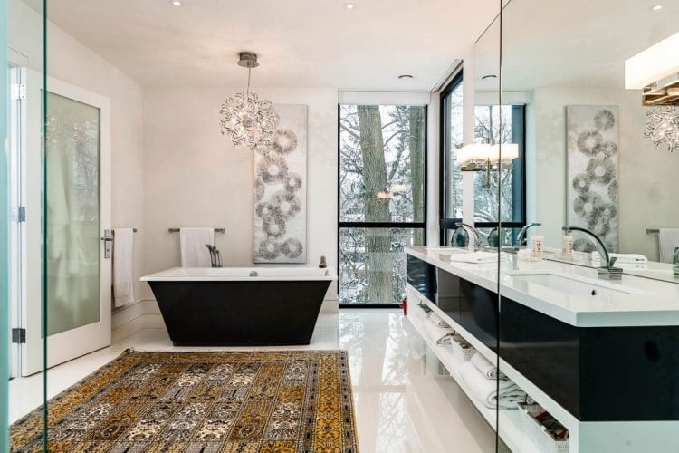 kelim-teppich-modern-badezimmer-schwarz-weiss-deko-design-doppelwaschtisch-spiegelwand
