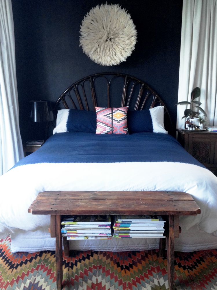 kelim-teppich-modern-schlafzimmer-dunkelblau-wanddeko-bank-bett-zeitschriften