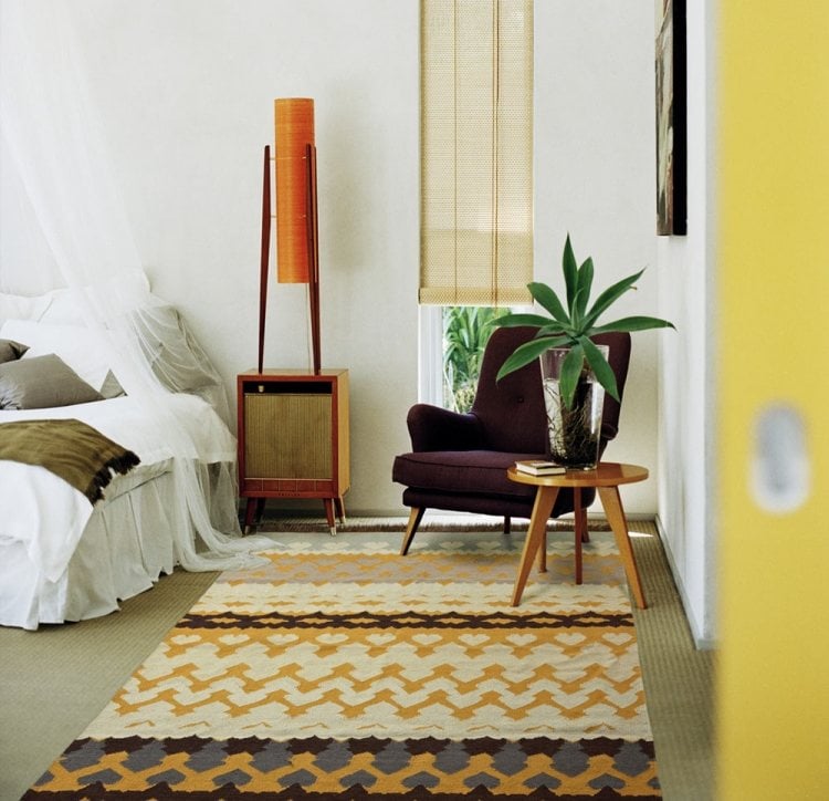 kelim-teppich-modern-schlafzimmer-gelb-braun-muster-sessel-pflanze-deko-vintage