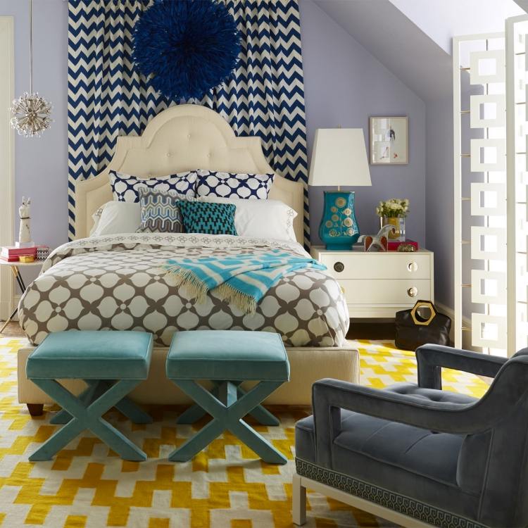 kelim-teppich-modern-schlafzimmer-muster-farben-weiss-gelb-tuerkis-dunkelblau-nachtlampe
