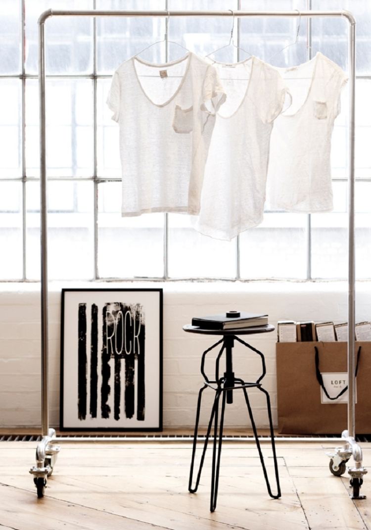 kleiderstange-kleiderschrank-metall-staender-sprossenfenster-industriedesign-poster-loft