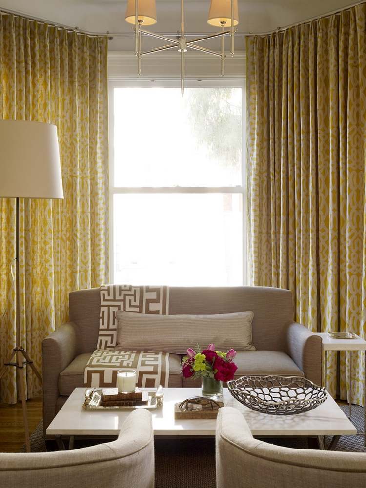 kleine-sofas-beige-sessel-gelbe-vorhange-muster