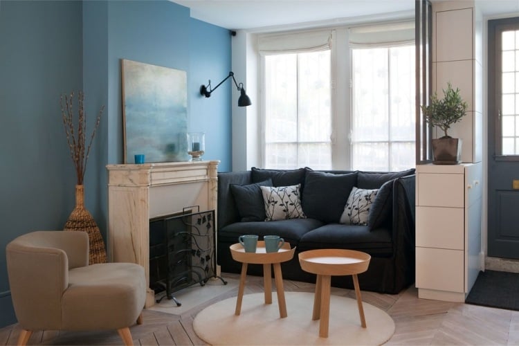 Kleine Sofas schwarz-blaue-wandfarbe-holz-beistelltische-parkettboden