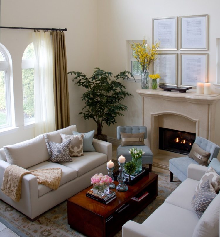 kleine-sofas-wohnzimmer-creme-pink-klassisch-stil