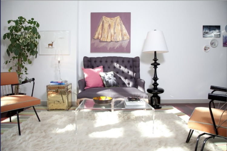 kleine-sofas-wohnzimmer-gepolstert-akryl-couchtisch