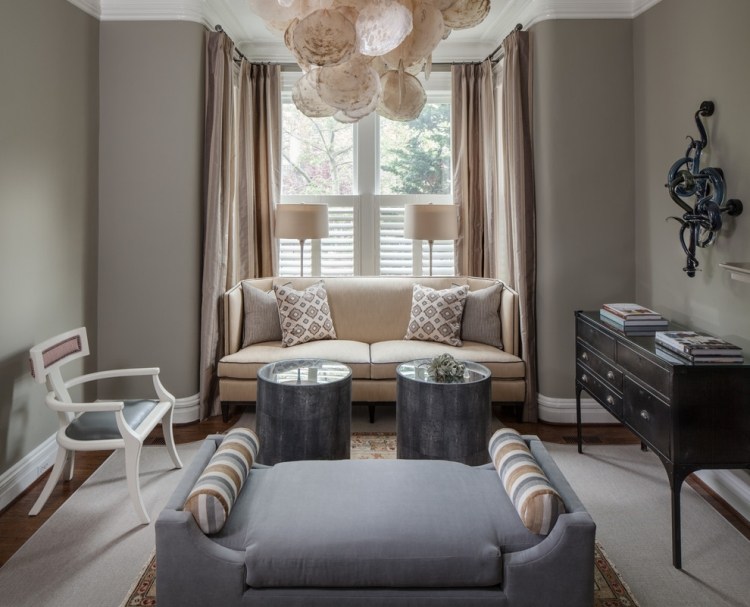 kleine-sofas-wohnzimmer-grau-beige-klassiche-einrichtung