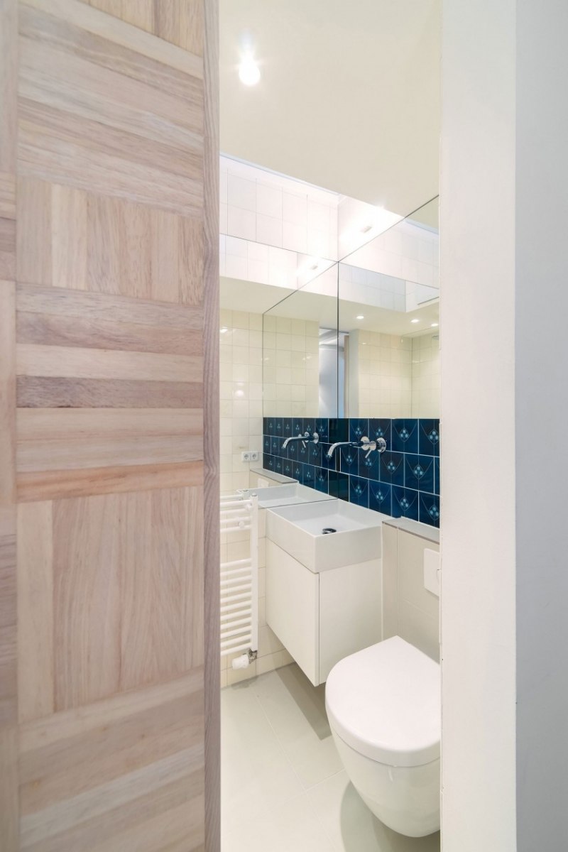 Kleine Wohnung -einrichten-bad-fliesen-akzent-blau-heizkoerper-spiegel-klo