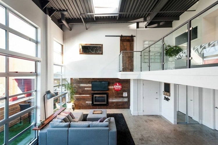 loft interieur scheunen holz wohnwand design couch