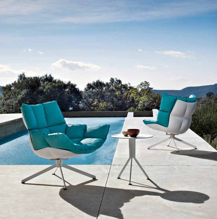 loungemoebel outdoor husk sessel hellblau poolbereich beistelltisch