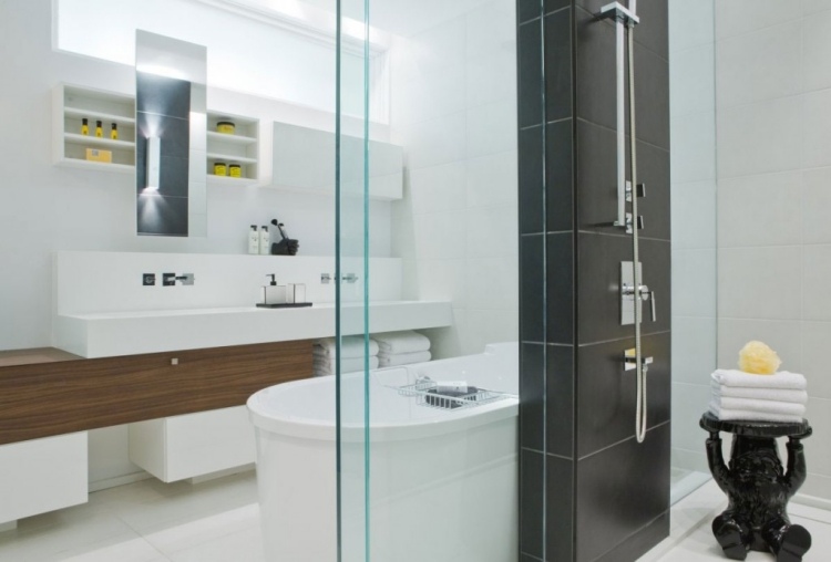 luxus-badezimmer-weiss-dunkelbraun-freistehende-badewanne-dusche-waschtisch-beistelltisch