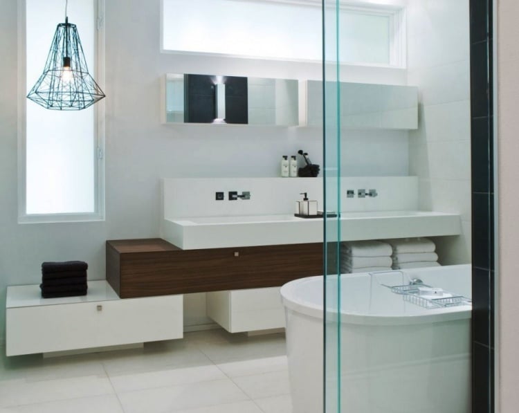 luxus-badezimmer-weiss-dunkelbraun-glas-spiegel-waschtisch-freistehende-badewanne