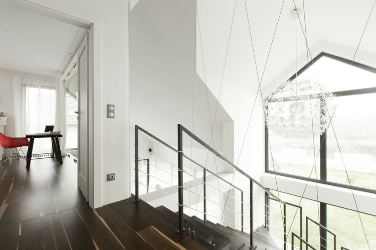 luxus wohnung monochrome altholz parkett treppe kronleuchter flur