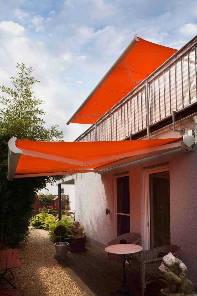 markisen-sonnenschutz-orange-terrasse-garten-hinterhof-kieselsteine-pflanzen