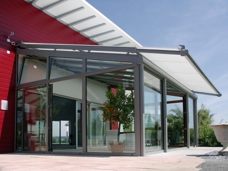 markisen-sonnenschutz-targa-stobag-wintergarten-terrassenverglasung-haus-rot-eingang-modern-design