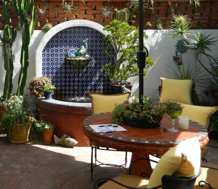 Mediterrane Gartengestaltung -schatten-terrasse-tisch-stuehle-brunen-sitzkissen
