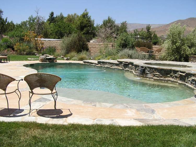 Mediterrane Gartengestaltung -schwimmbad-natuerlich-naturstein-weide-straucher-wasser