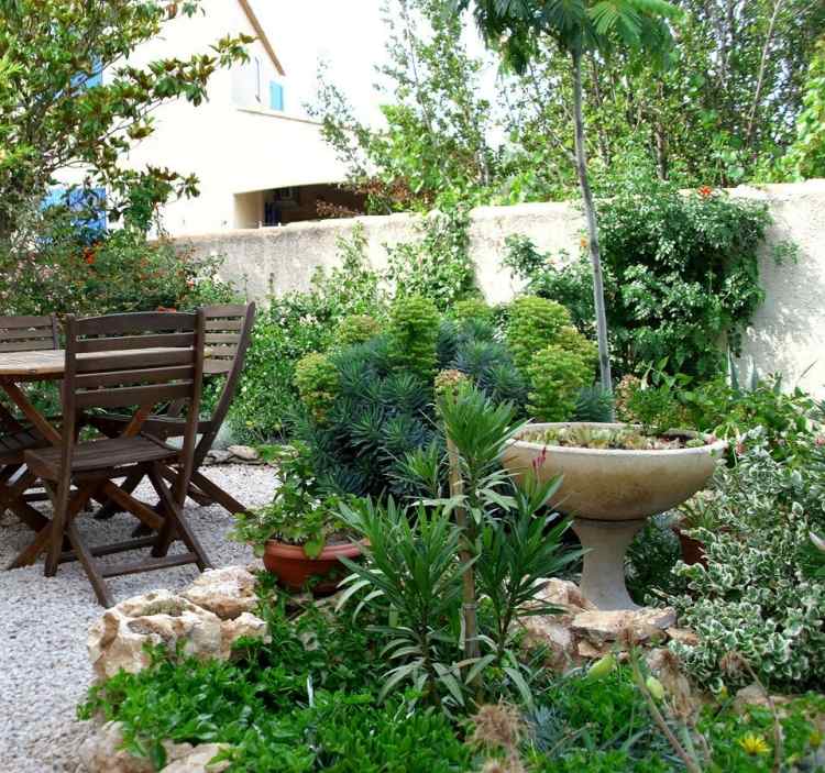 Mediterrane Gartengestaltung -vogelbrunnen-hauswurz-gartenmoebel-kis-steine