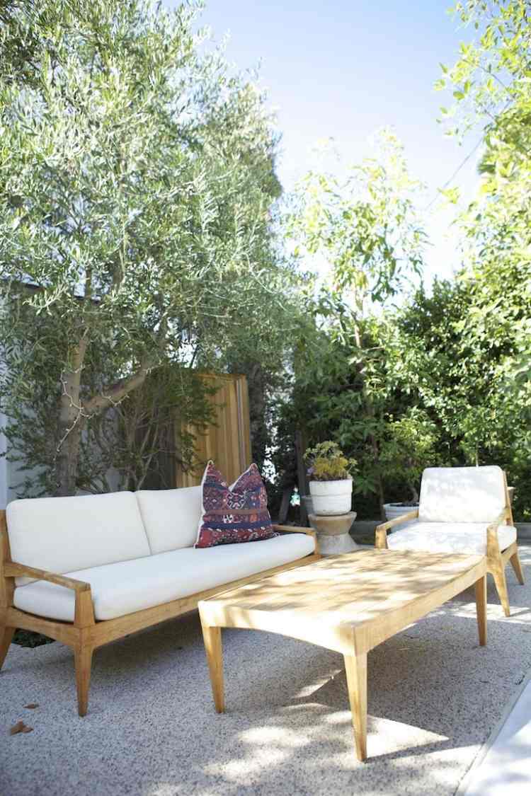 Mediterrane Gartengestaltung -weidenblaettrige-Birne-schatten-kies-couch-sessel-polster