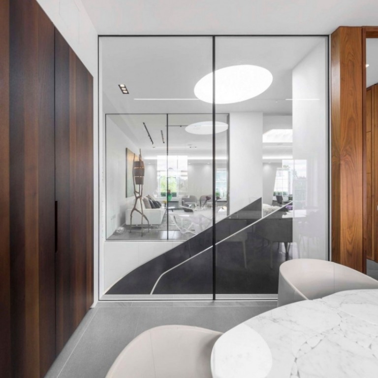 Moderne Einrichtung -glaswand-flur-treppe-esszimmer-holzwand-design