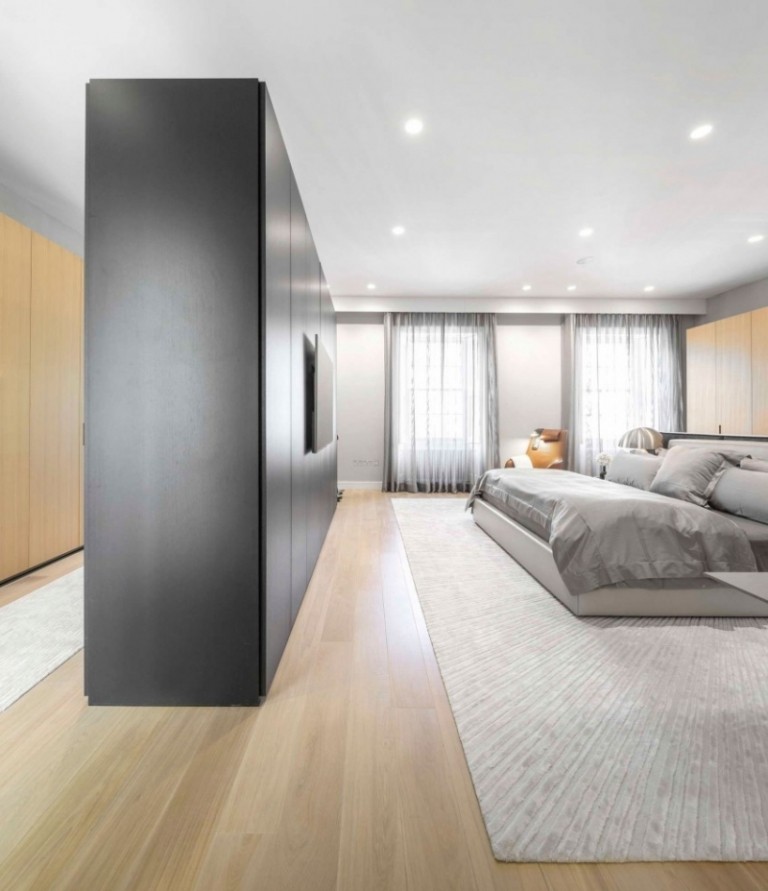 Moderne Einrichtung -holzboden-teppich-grau-bett-trennwand-neutral-farbe-design