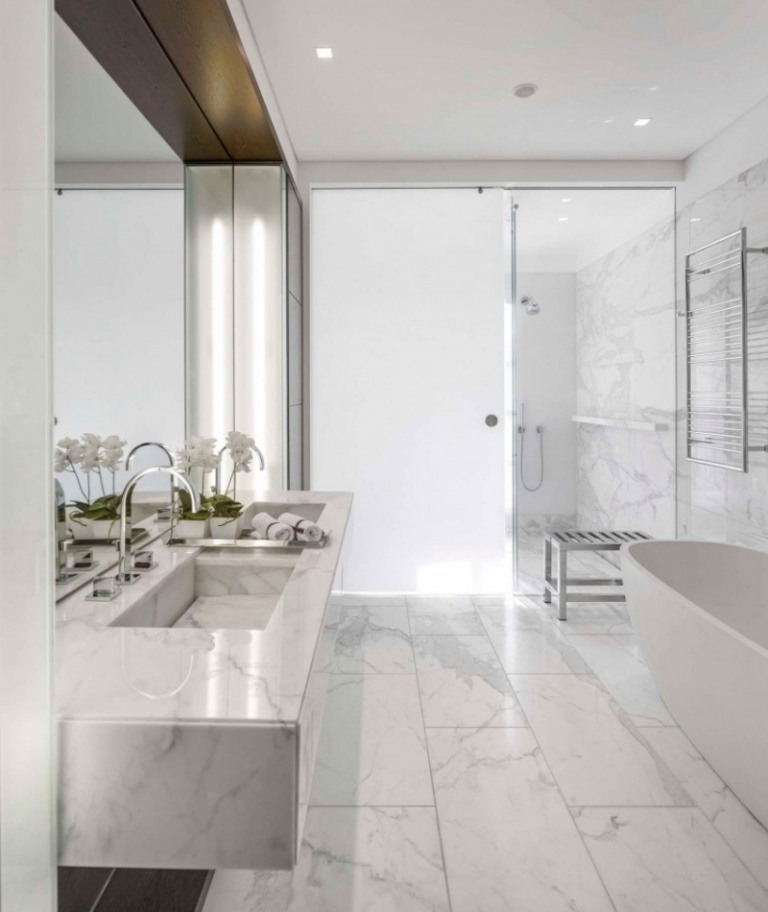 moderne-einrichtung-weiss-marmor-badezimmer-badewanne-freistehend-deoppelt-waschbecken-duschkabine