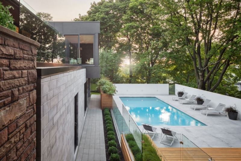 moderne-gartengestaltung-pool-terrasse-betonplatten-sonnenliegen