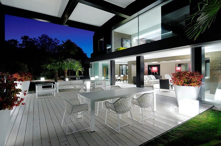 moderne-terrasse-weisse-moebel-led-leuchten-kubus