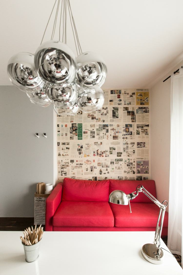 monochrome luxus wohnung chrom lampe couch rot akzentwand zeitschrift