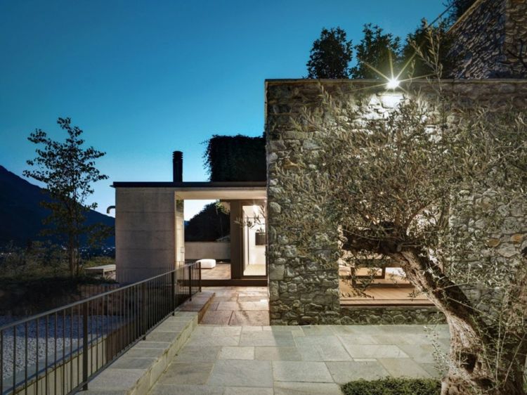 natursteinboden-aussen-granit-terrasse-natursteinwand-olivenbaum