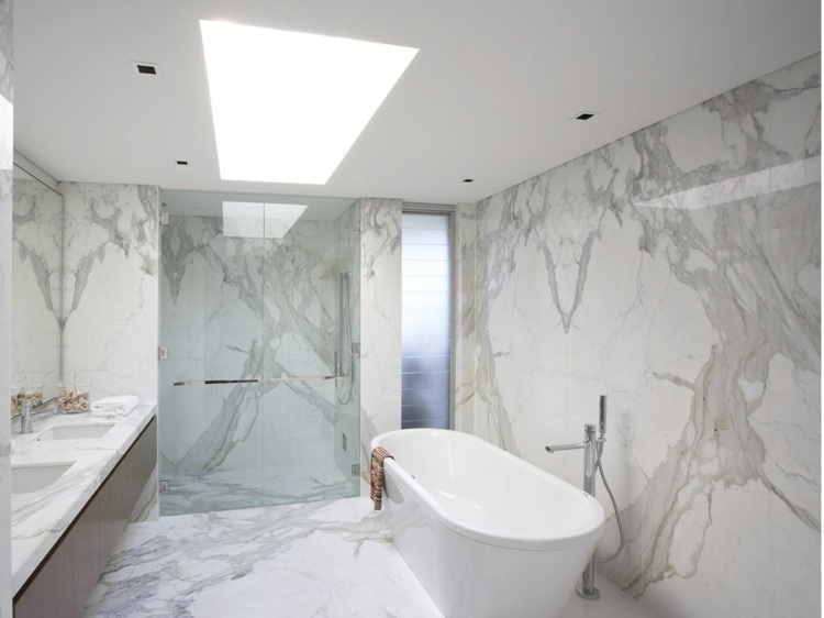 natursteinboden-innen-badezimmer-glas-dusche-badewanne-oberlicht