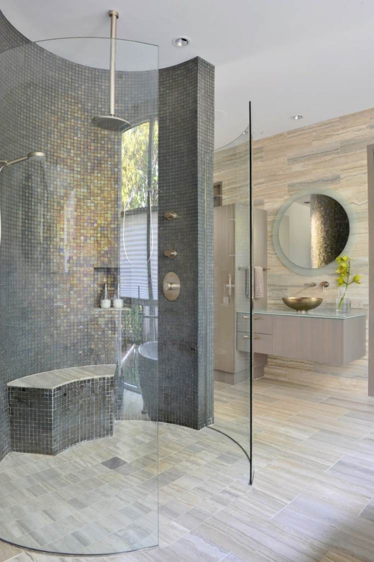 natursteinboden-innen-badezimmer-glaswand-rund-begehbar-mosaikfliesen