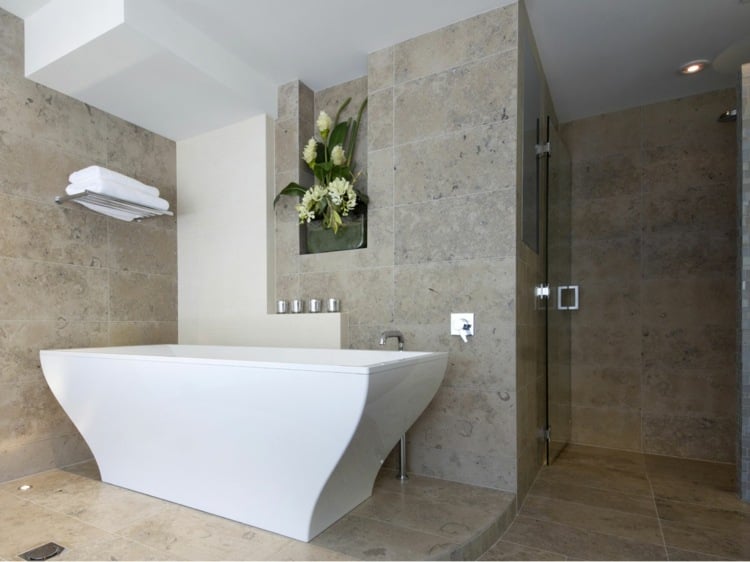 Natursteinboden innen badezimmer-kalkstein-freistehende-badewanne