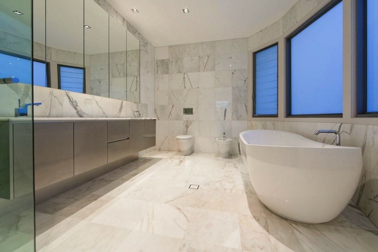 natursteinboden-innen-badezimmer-marmoroptik-weiss-luxus-gefuehl