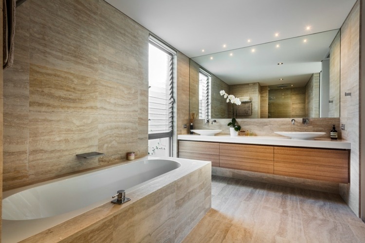 natursteinboden-innen-badezimmer-travertin-gemauerte-badewanne