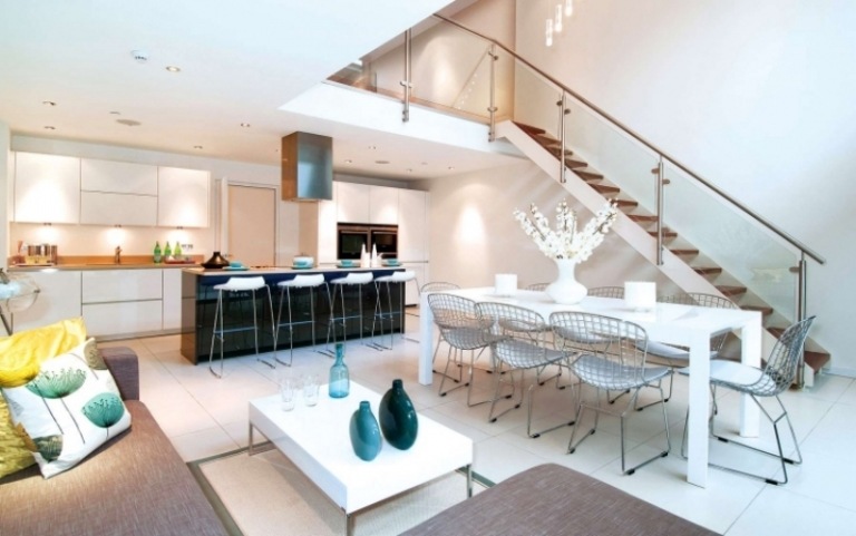 Offene Küche mit Wohnzimmer -treppe-weiss-diamond-chair-bretoia-eckcouch-modern
