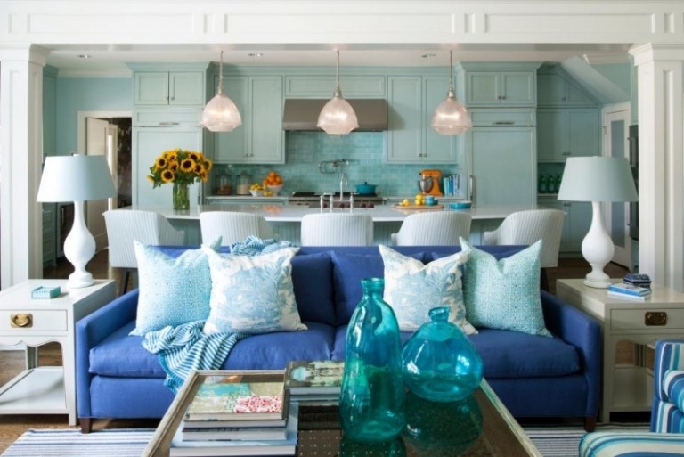 Offene Küche mit Wohnzimmer -tuerkis-blau-kissen-tischlampen-mediterran
