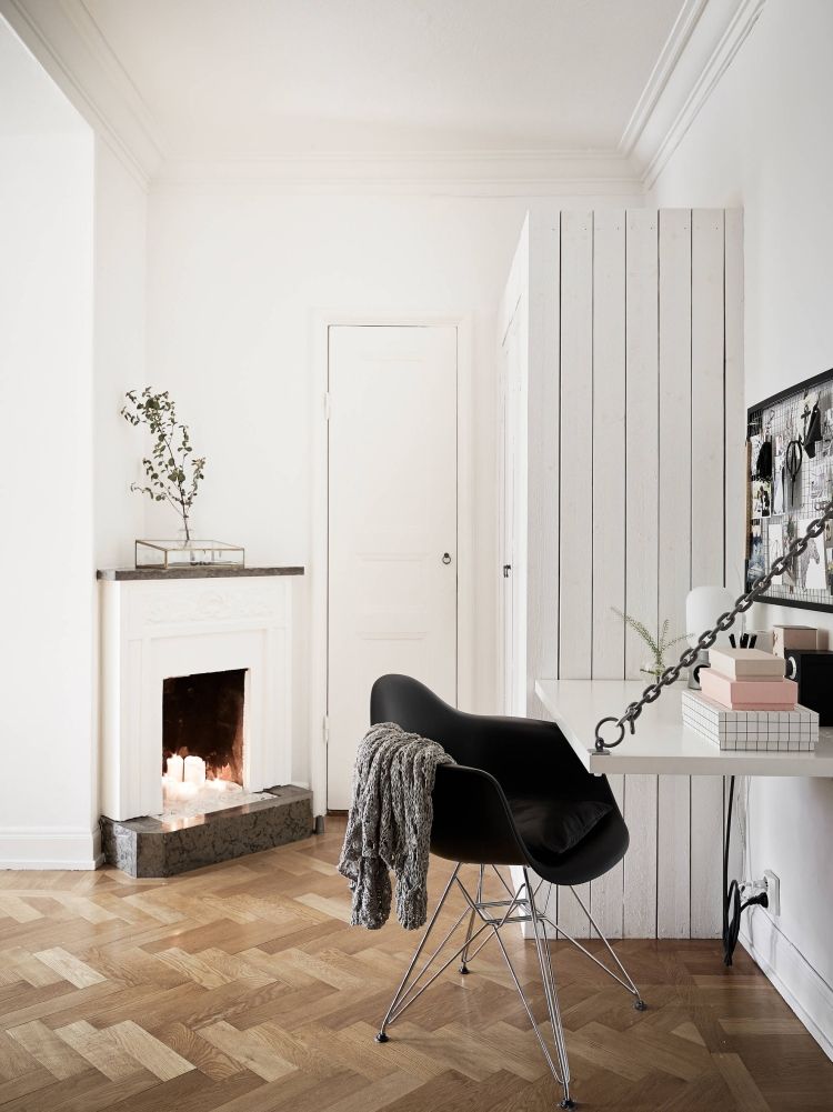 offener-kamin-buero-parkettboden-sessel-plastic-chair-schreibtisch-modern-skandinavisch-design