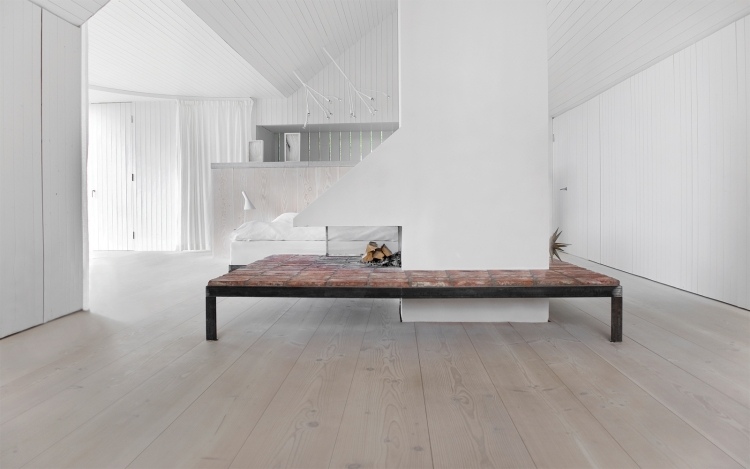 offener-kamin-modern-minimalistisch-design-weiss-dielenboden-mittig-sitzflaeche-keramik