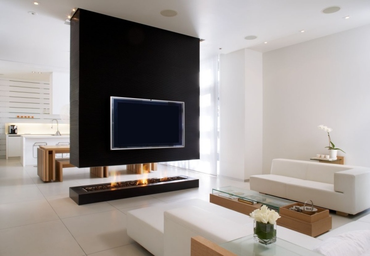 Offener Kamin schwarz-weiss-couches-couchtisch-fliesen-modern-minimalistisch
