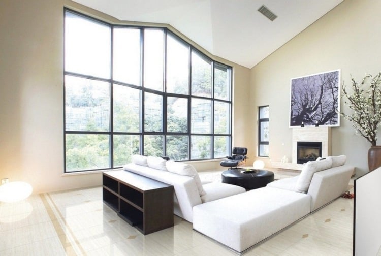 offener-kamin-sprossenfenster-couches-modern-design-wohnzimmer