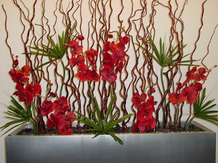 orchideen deko arrangements blumenkasten grau rot blueten zweige