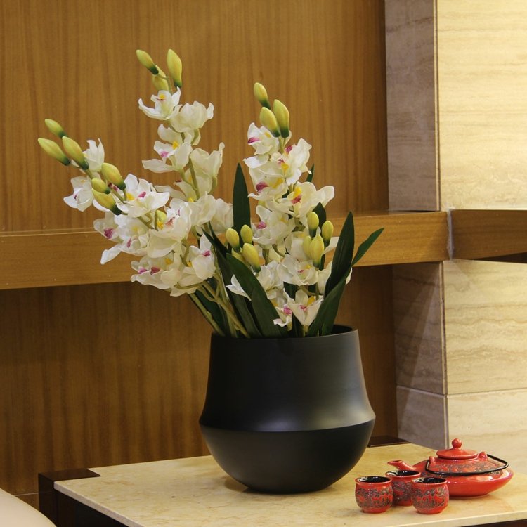 orchideen deko arrangements vase schwarz cymbidium idee atmosphaere